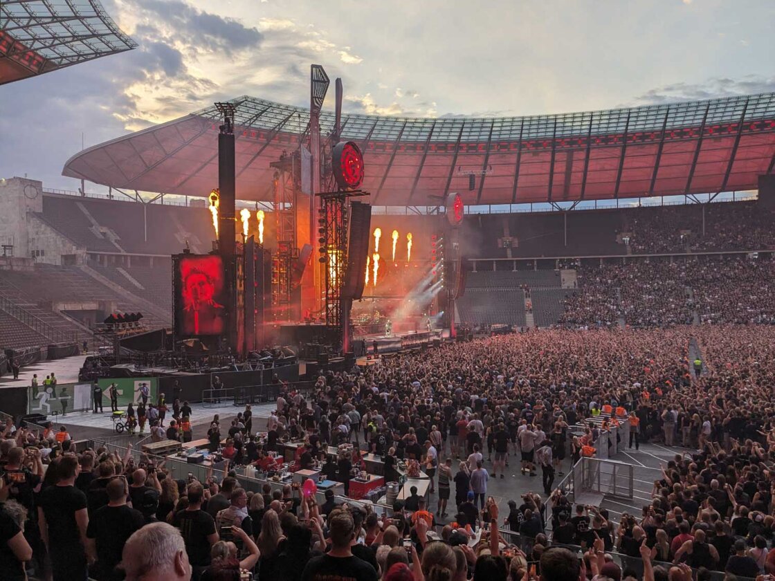 Das erste von drei Stadionkonzerten in Berlin: Ein Triumphzug für Till Lindemann und Band. – Rammstein.