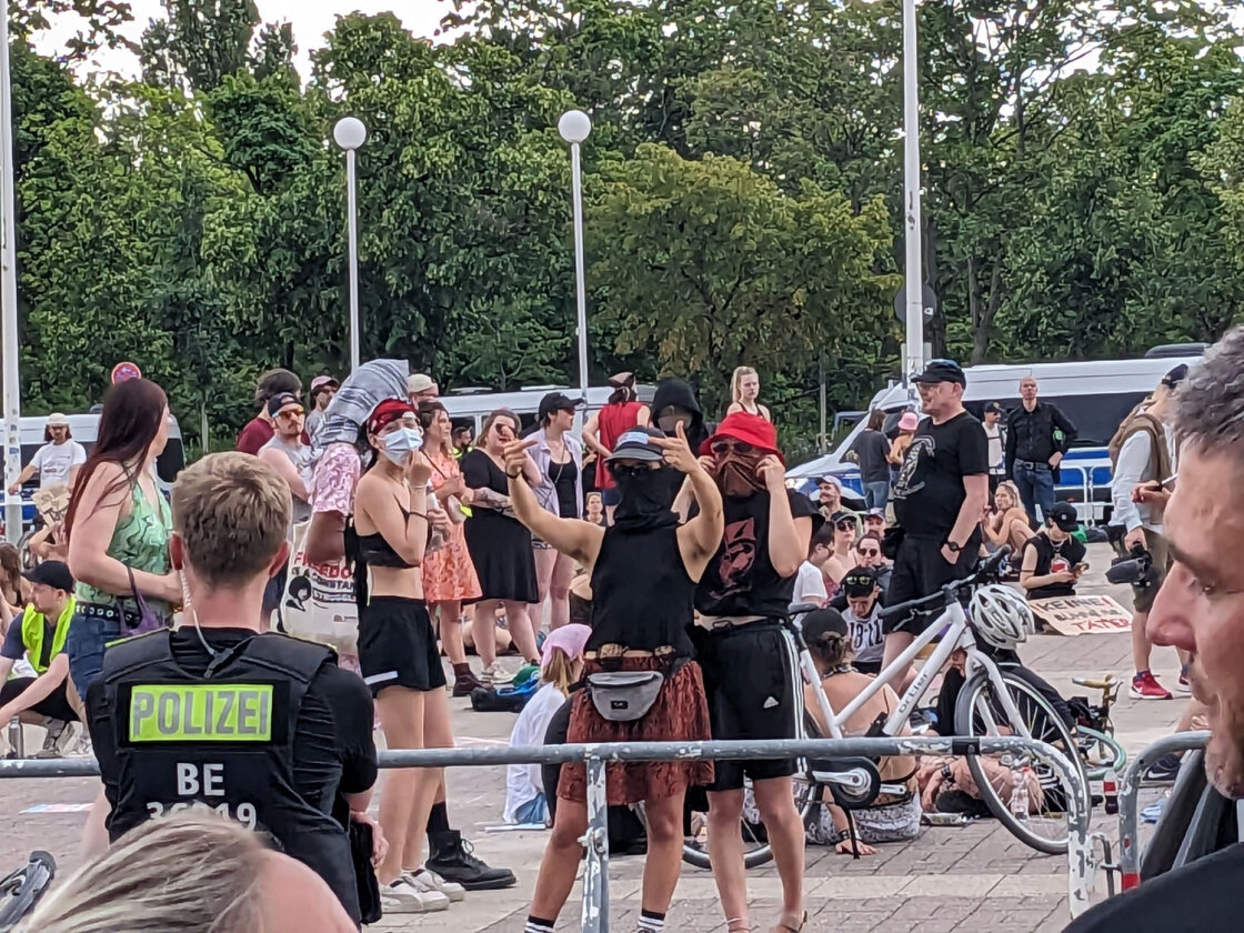 Rammstein – Das erste von drei Stadionkonzerten in Berlin: Ein Triumphzug für Till Lindemann und Band. – Demo vor dem Olympiastadion